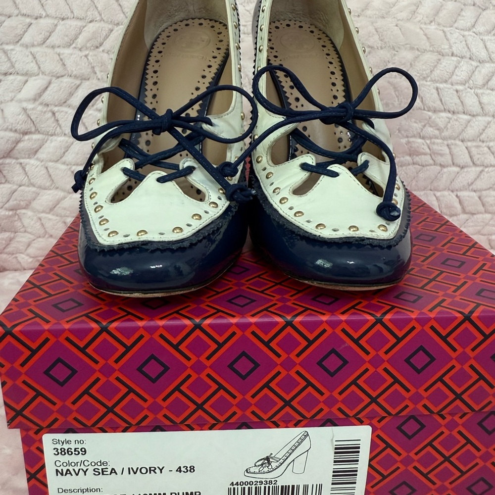 Beautiful Tory Burch navy/ivory Cambridge pump 6.5. - Picture 2 of 13